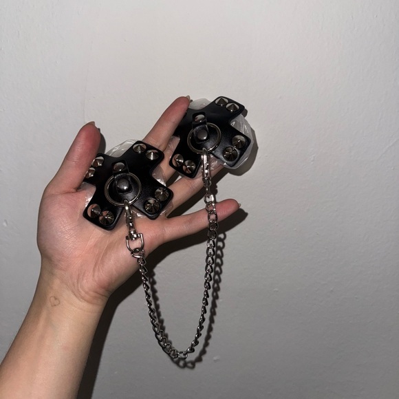 faux leather pasties with chain - Picture 2 of 3